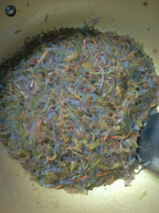翻炒均匀关火，这样饺子馅做好了