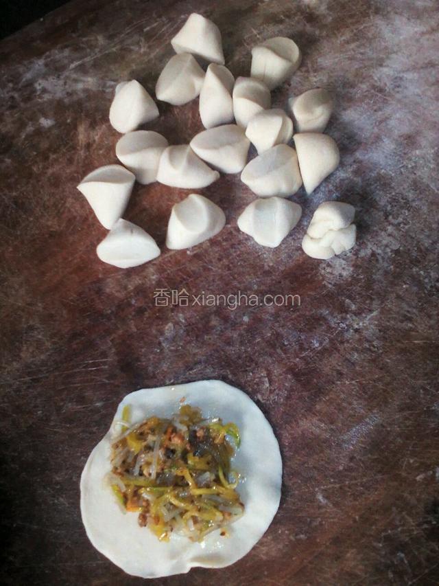 切成小挤，擀成圆形面片，面片上放适量的馅，把两头收起，边捏成花边
