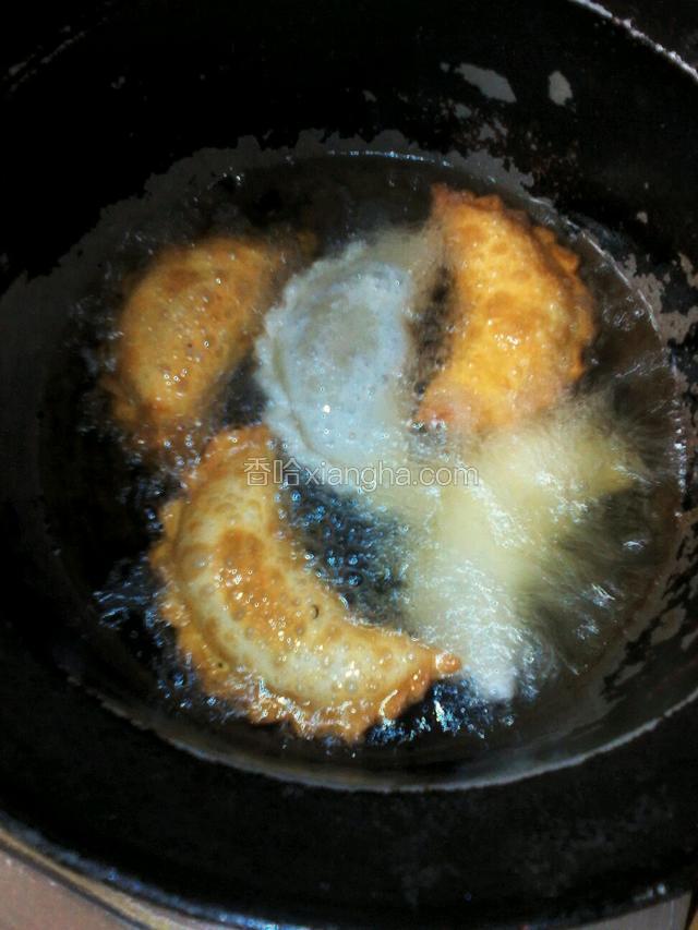 起油锅，油烧七成热下饺子，炸金黄色捞出