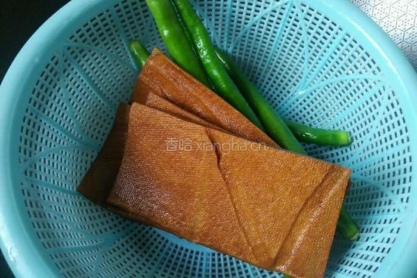 青椒炒酱干的做法图解1