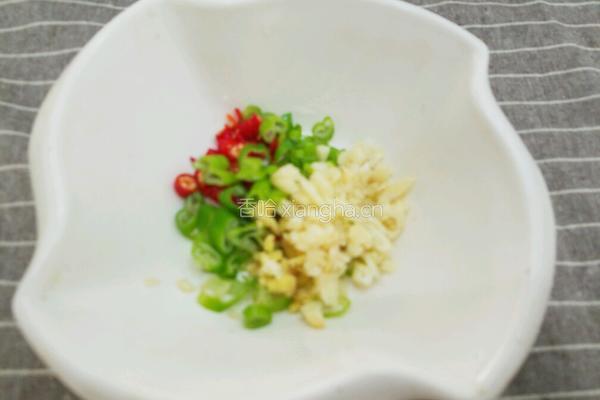 凉拌荆芥黄瓜的做法图解3