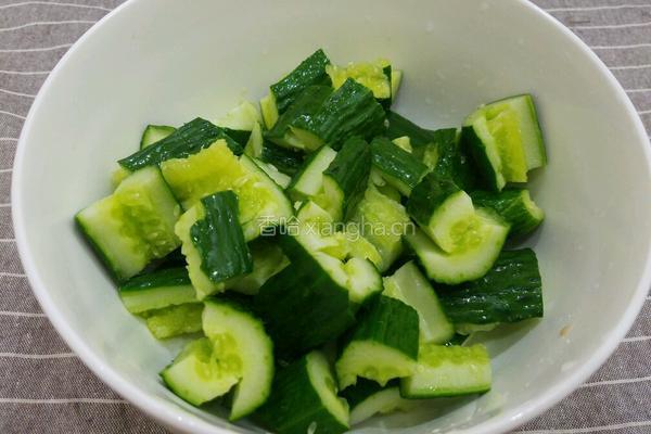 凉拌荆芥黄瓜的做法图解4