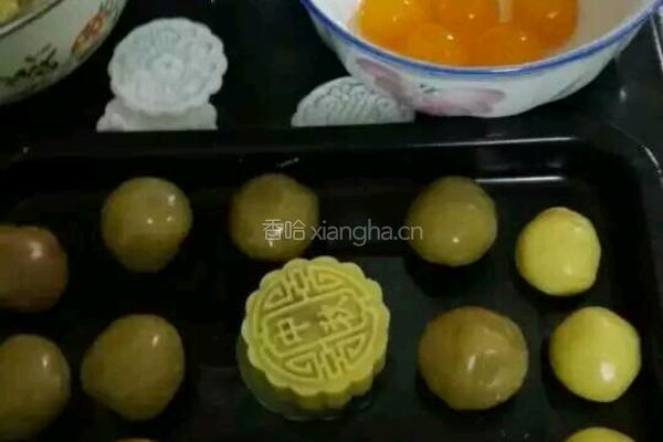 莲蓉蛋黄月饼的做法图解5