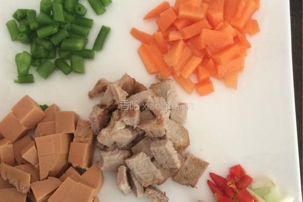 三丁炒饭的做法图解3
