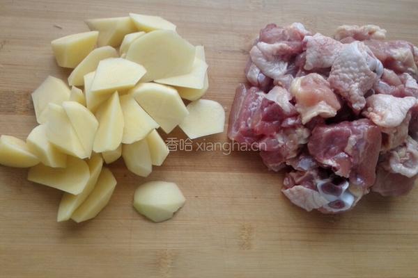 土豆炖鸡肉的做法图解1