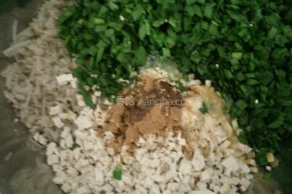 豆腐粉条韭菜包的做法图解3
