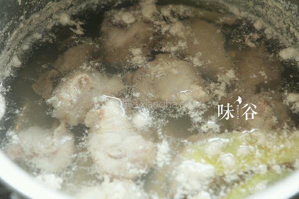 苦瓜排骨汤的做法图解2