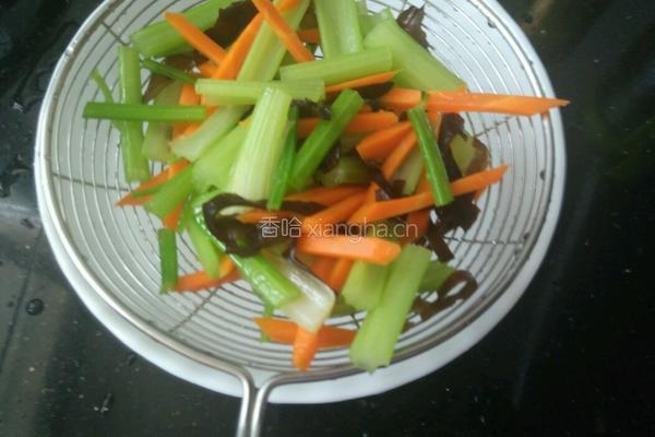 凉拌芹菜的做法图解4