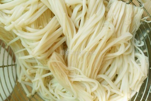 蒜苗拌金针菇的做法图解4