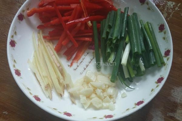 绿豆芽炒鸡肉的做法图解1