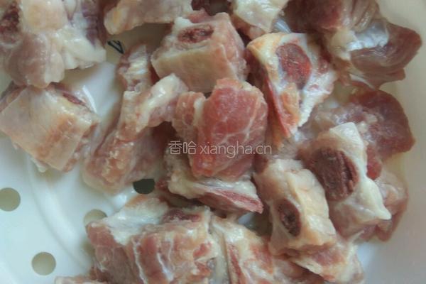 蒜蓉排骨的做法图解1