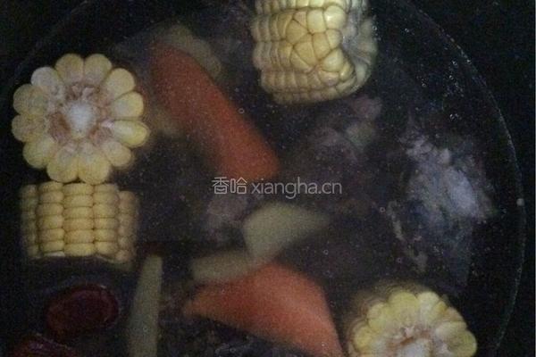玉米红萝卜煲鸡汤的做法图解4