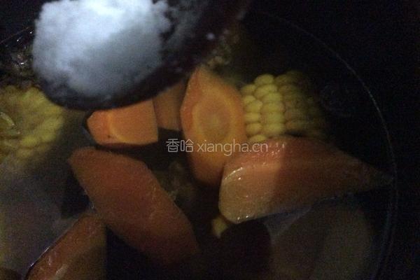 玉米红萝卜煲鸡汤的做法图解6