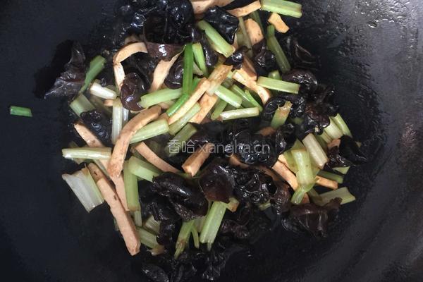 香芹木耳炒白干的做法图解6