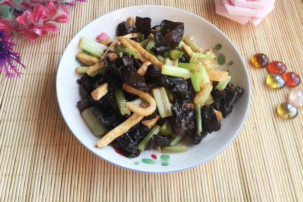 香芹木耳炒白干的做法图解7