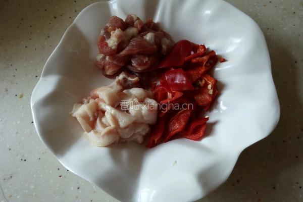 蒜心炒肉的做法图解2