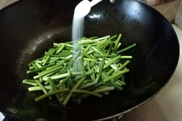 蒜心炒肉的做法图解5