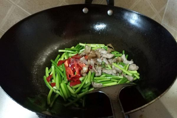 蒜心炒肉的做法图解6