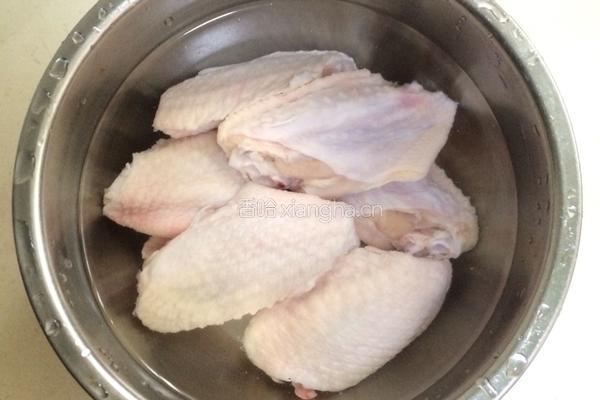 鸡翅炖土豆的做法图解1