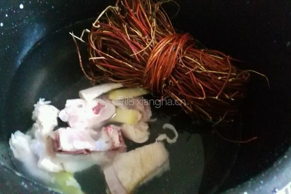 鸡骨草煲鸡汤的做法图解4