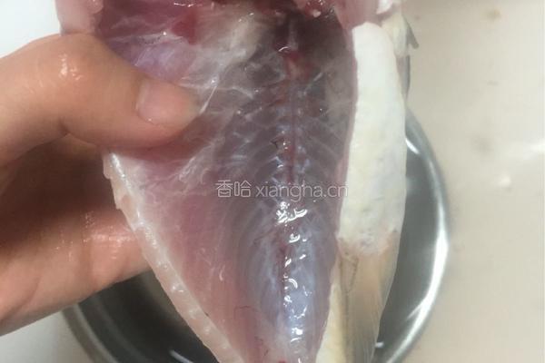 酸菜鲫鱼的做法图解1