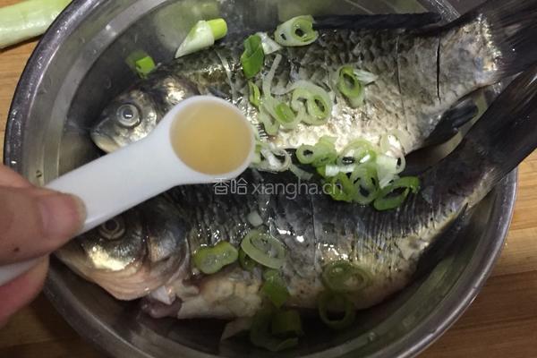 油炸小鲫鱼的做法图解4