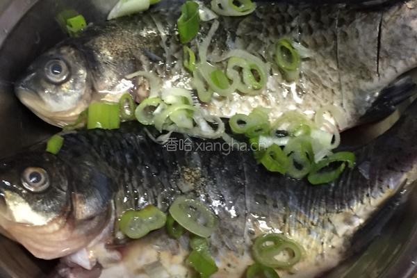 油炸小鲫鱼的做法图解5