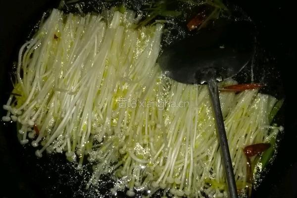 金针菇炖冻豆腐的做法图解3