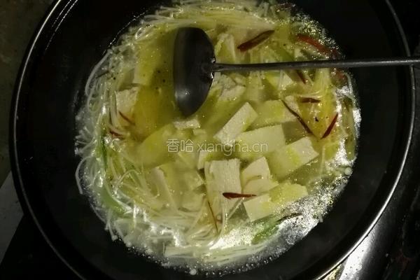 金针菇炖冻豆腐的做法图解4