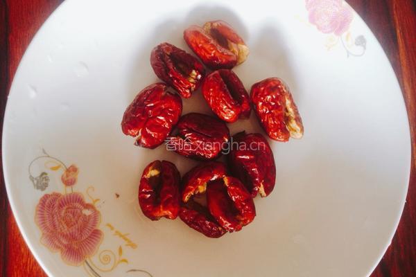 红枣花生煲鸡爪的做法图解3