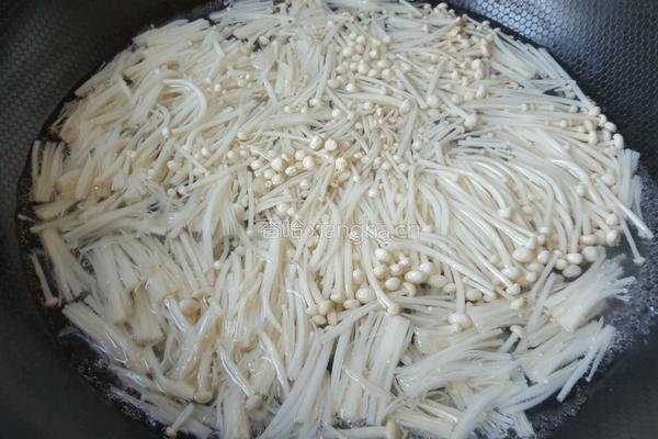 金针菇鸡蛋面的做法图解2