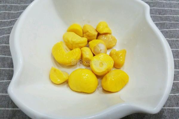 板栗烧牛蛙的做法图解2