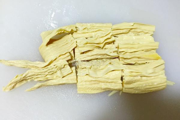 云耳西芹腐竹炒鸡蛋的做法图解2