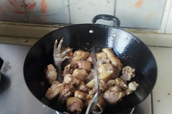 香菇炖小鸡的做法图解2
