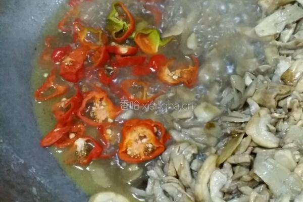 辣椒炒巴西菇的做法图解6