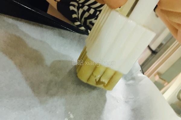 蛋黄莲蓉月饼的做法图解8