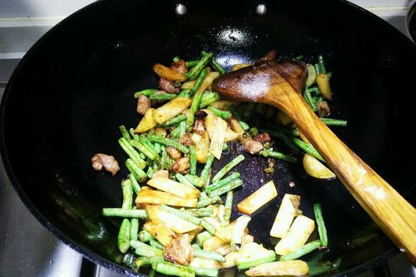 土豆豆角焖面的做法图解4