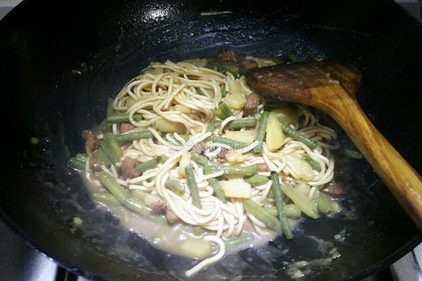 土豆豆角焖面的做法图解7