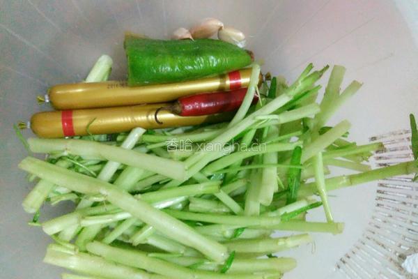 双椒空心菜杆炒火腿的做法图解1