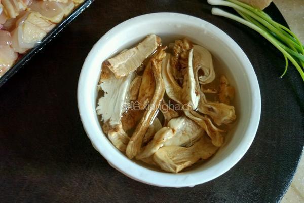 松茸炖鸡的做法图解3