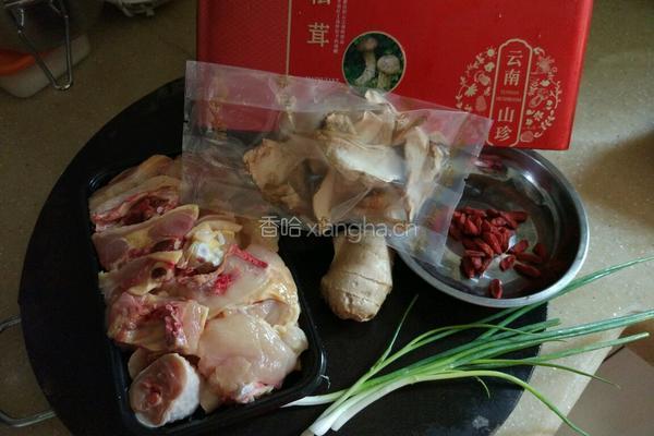 松茸炖鸡的做法图解2