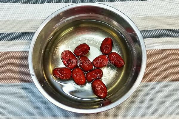 红枣蒸鸡的做法图解1