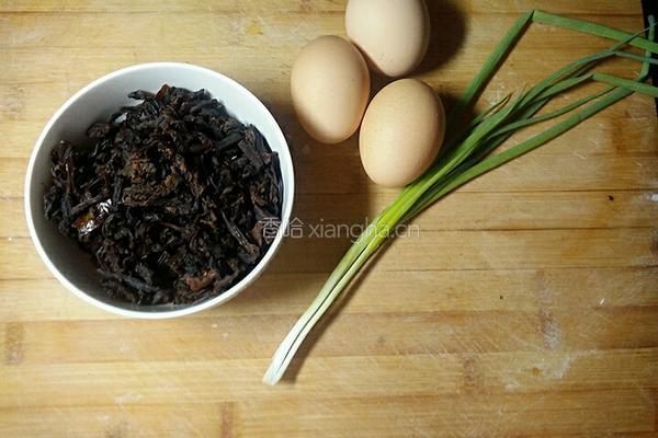 梅干菜炒鸡蛋的做法图解1