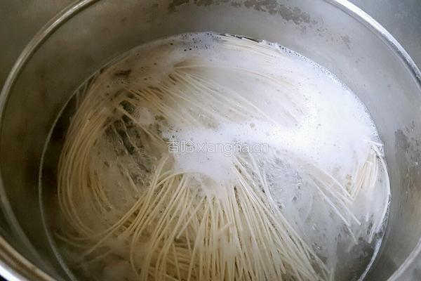 金针菇鸡蛋面的做法图解1