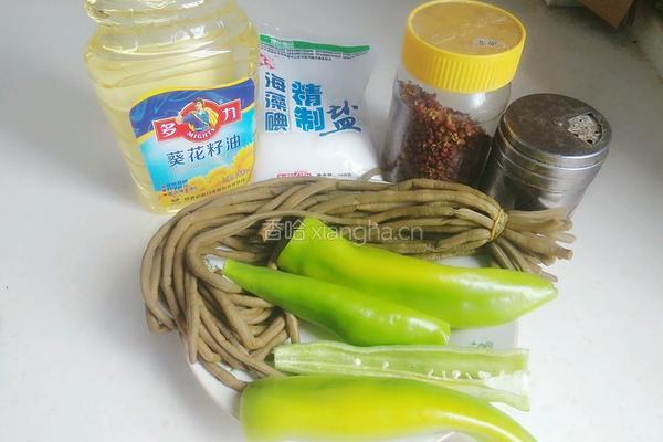 青椒炒酸豆角的做法图解1