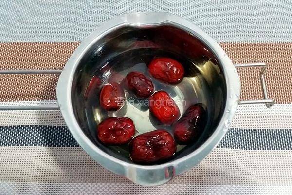 红枣桂圆鸡蛋汤的做法图解1
