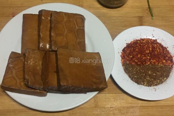 自制麻辣卤豆干的做法图解1