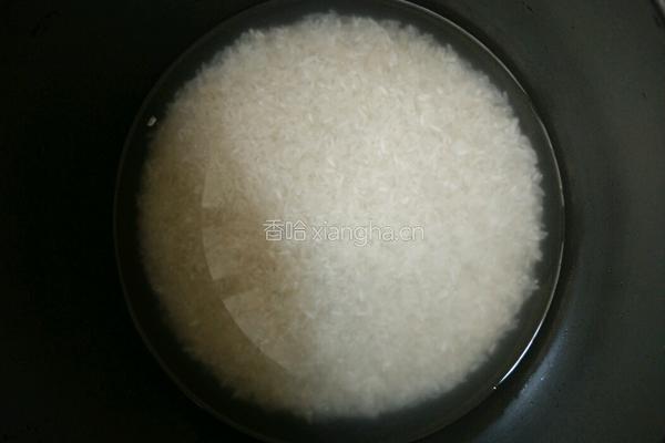 香菇腊肠土豆焖饭的做法图解1