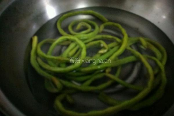 蚬肉炒豆角的做法图解4