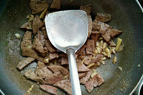 胡萝卜炒猪肝的做法图解5